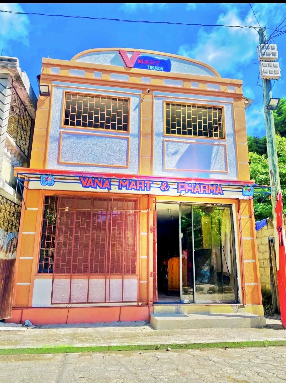 Fasad Vana Mart nan Tiburon